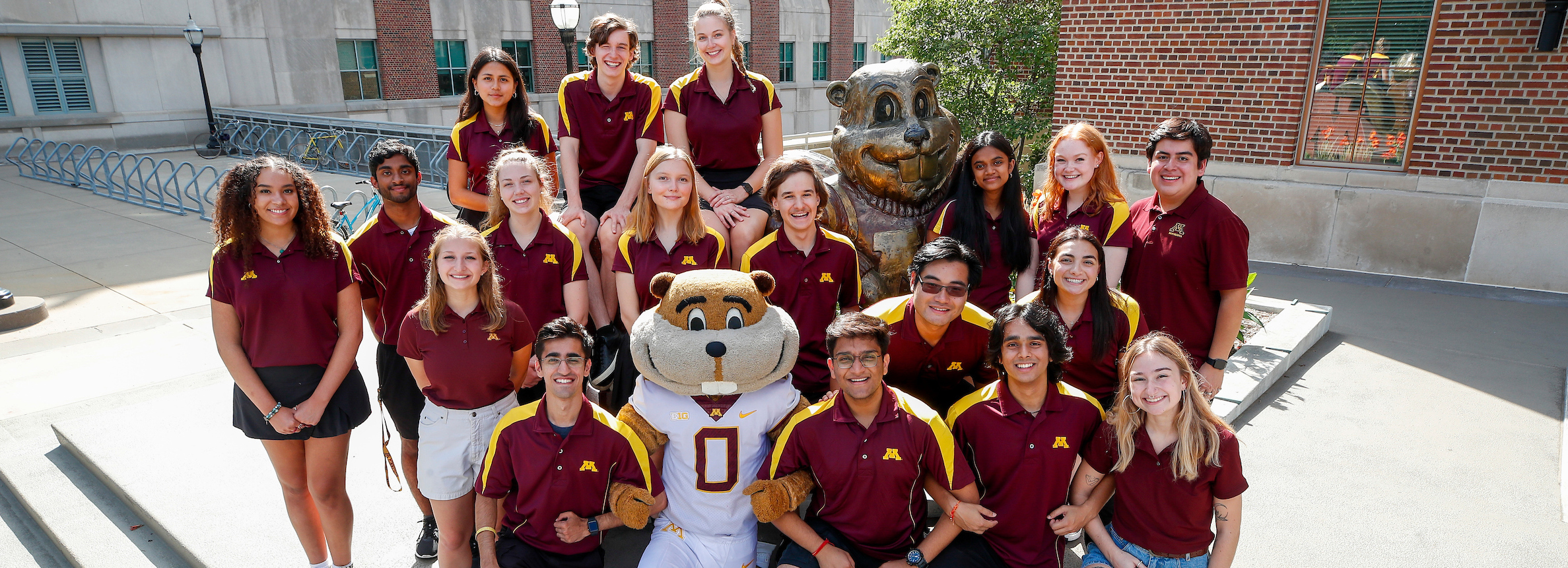 Goldy Gopher with Orientation Leaders